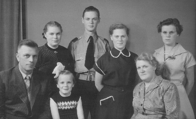 3 juli 1954: staande van links naar rechts: Ans, Jan, Ali en Janny; zittend van links naar rechts: vader Eef, Wilke en moeder Aaltje