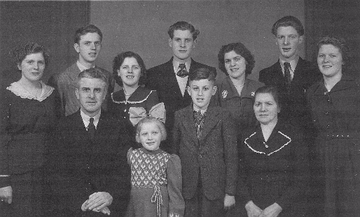 Een gezinsfoto uit 1950. Van links naar rechts achterzijde: Wouk, Arnold, Riek, Jan, Ali, Wim en Sien. Aan de voorzijde: vader Van de Bovenkamp, Jannie, Nico en moeder Van de Bovenkamp.
