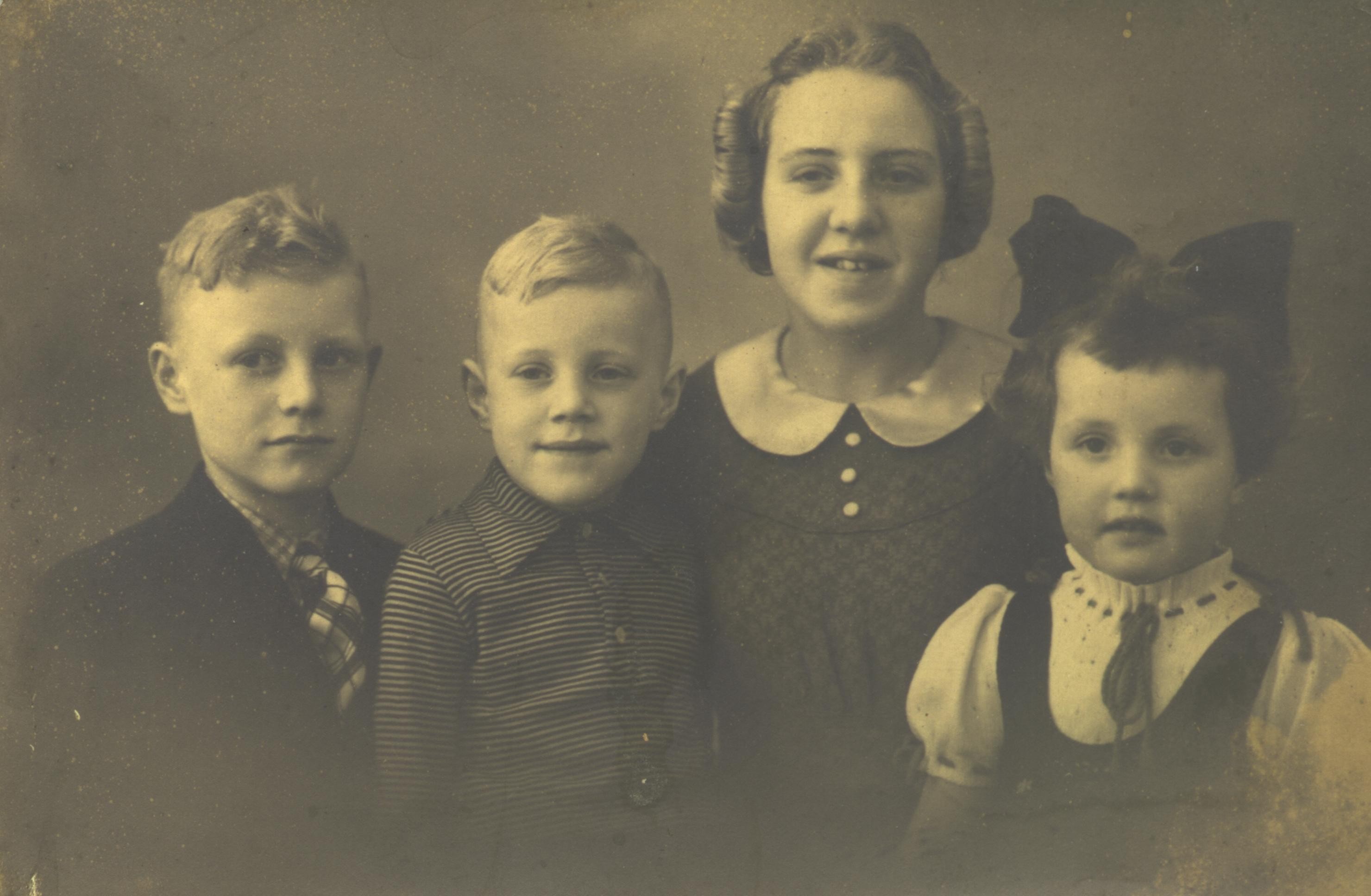 De kinderen van Rijk en Tho van links naar rechts: Cor, Jan, Ali en Janske