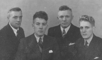 Van links naar rechts: Jacob, Jan, Rijk en Wim. Deze foto is op 28 oktober 1943 in Nijverdal gemaakt. De broers waren daar in verband met de verjaardag van Rijk.